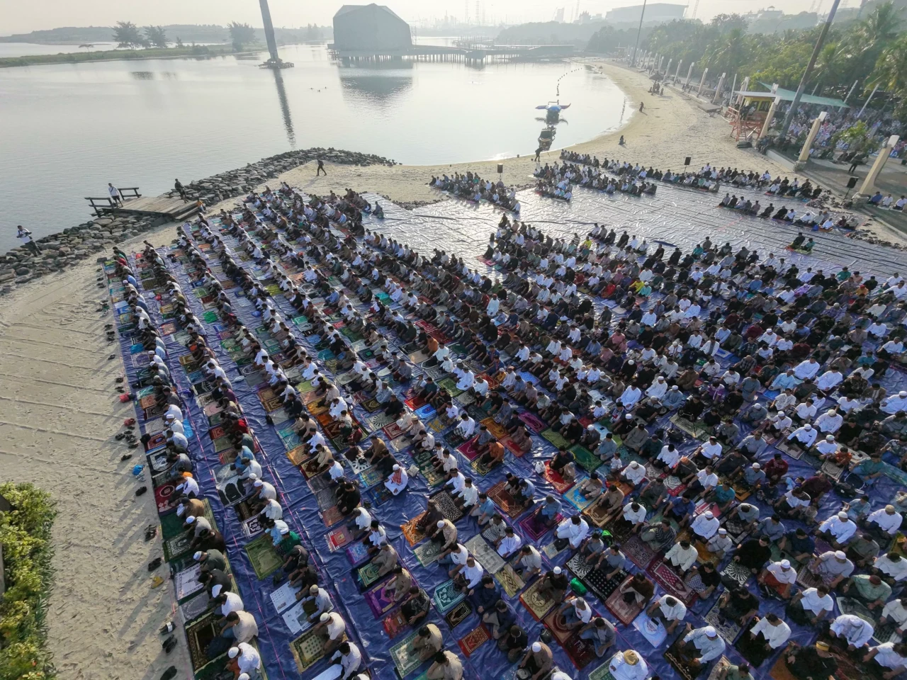 Ratusan Jemaah Salat...