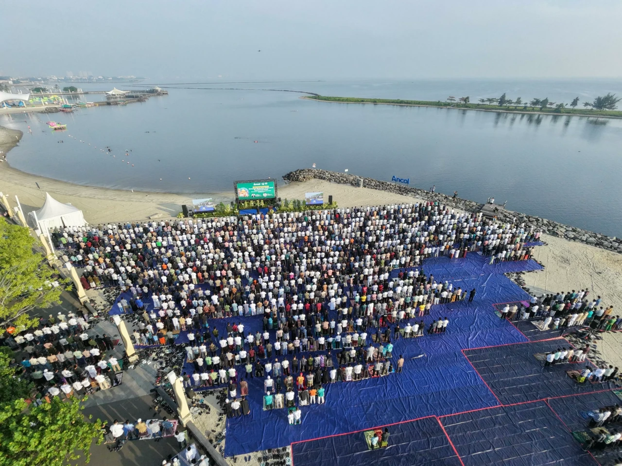 Ratusan Jemaah Salat...