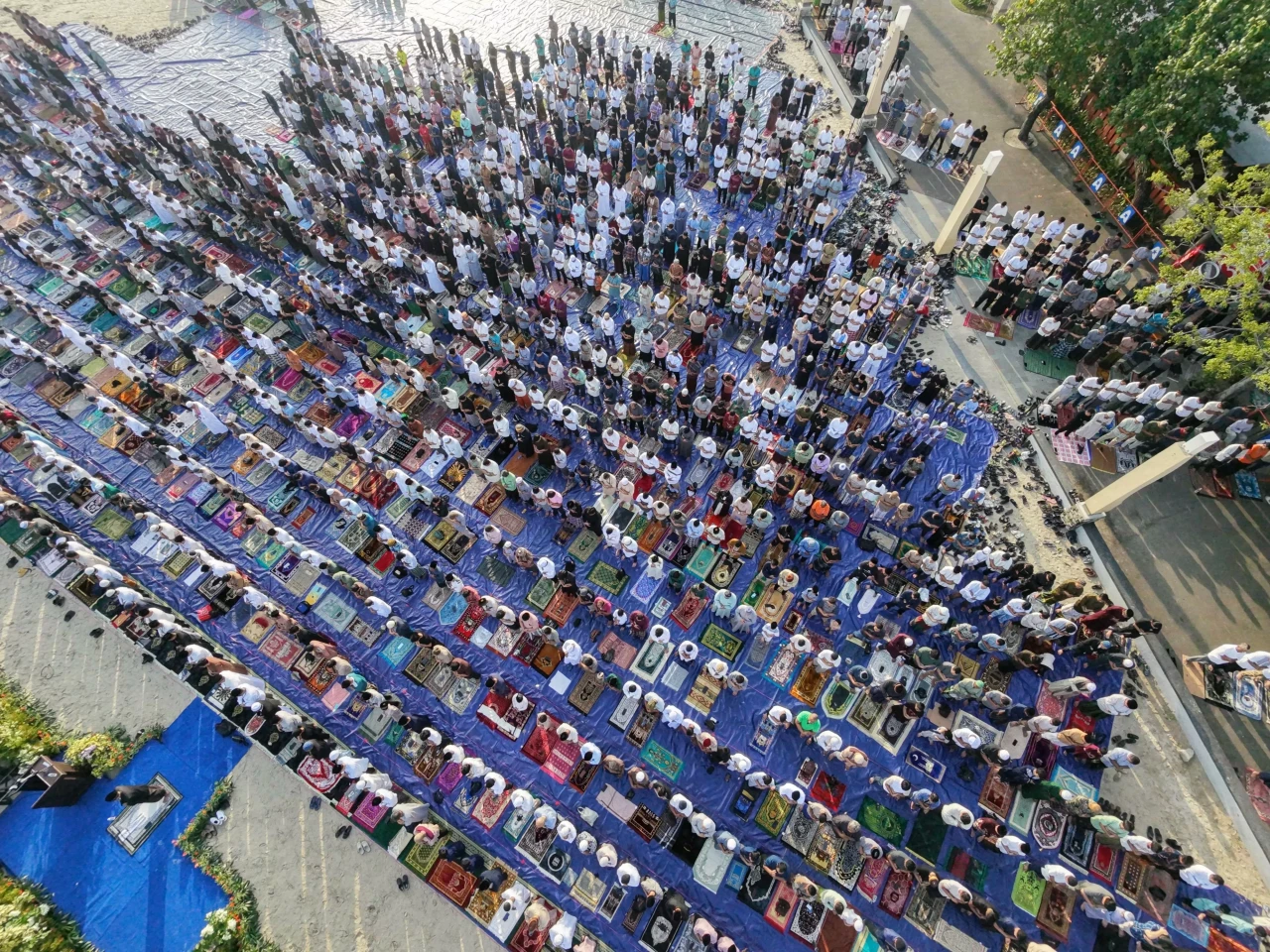 Ratusan Jemaah Salat...