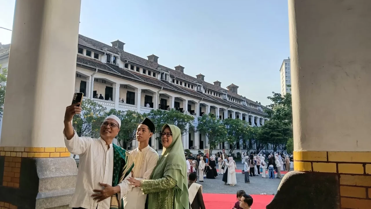Ribuan Jemaah Salat...