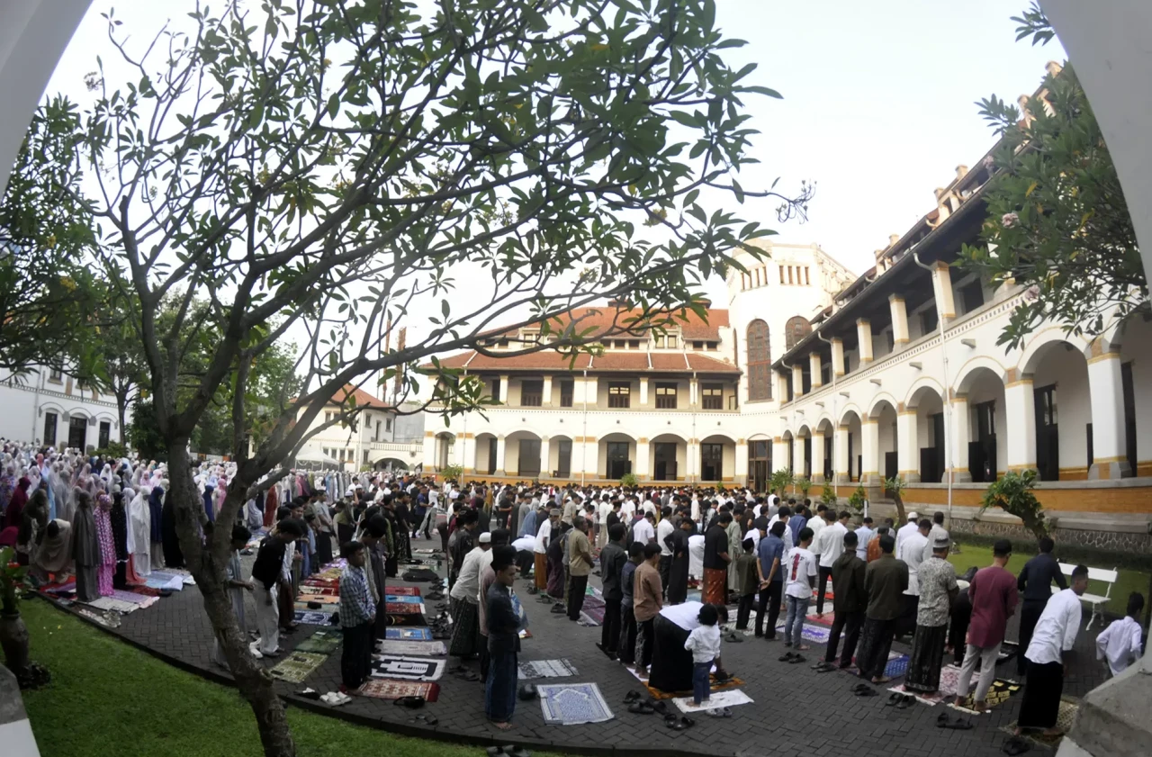 Ribuan Jemaah Salat...