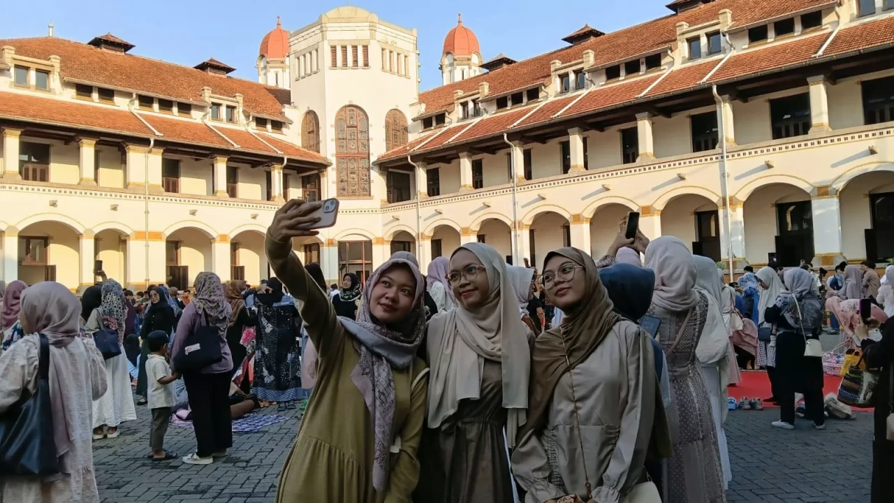 Ribuan Jemaah Salat...