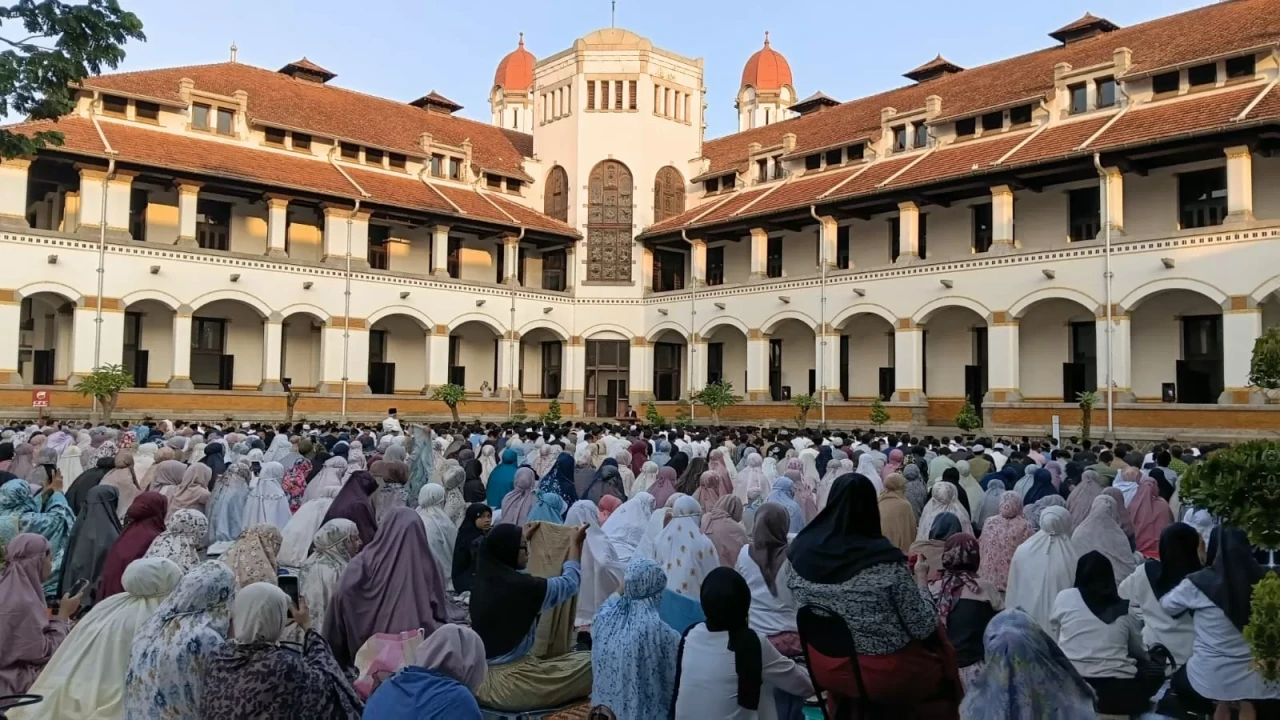 Ribuan Jemaah Salat...