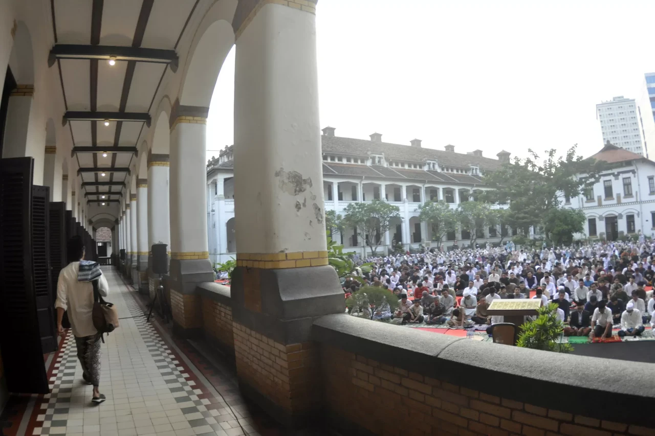 Ribuan Jemaah Salat...