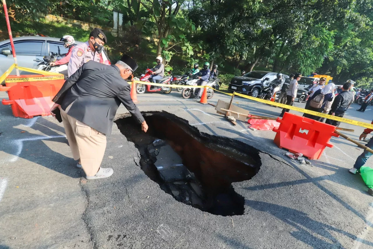 Jalan Amblas di Lenteng...