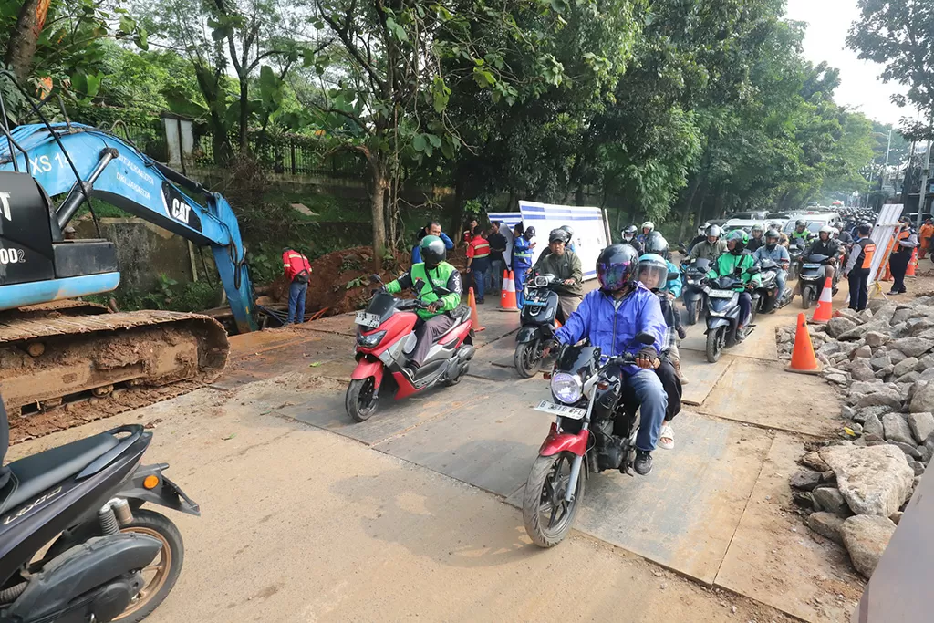 Perbaikan Jalan Ambles...