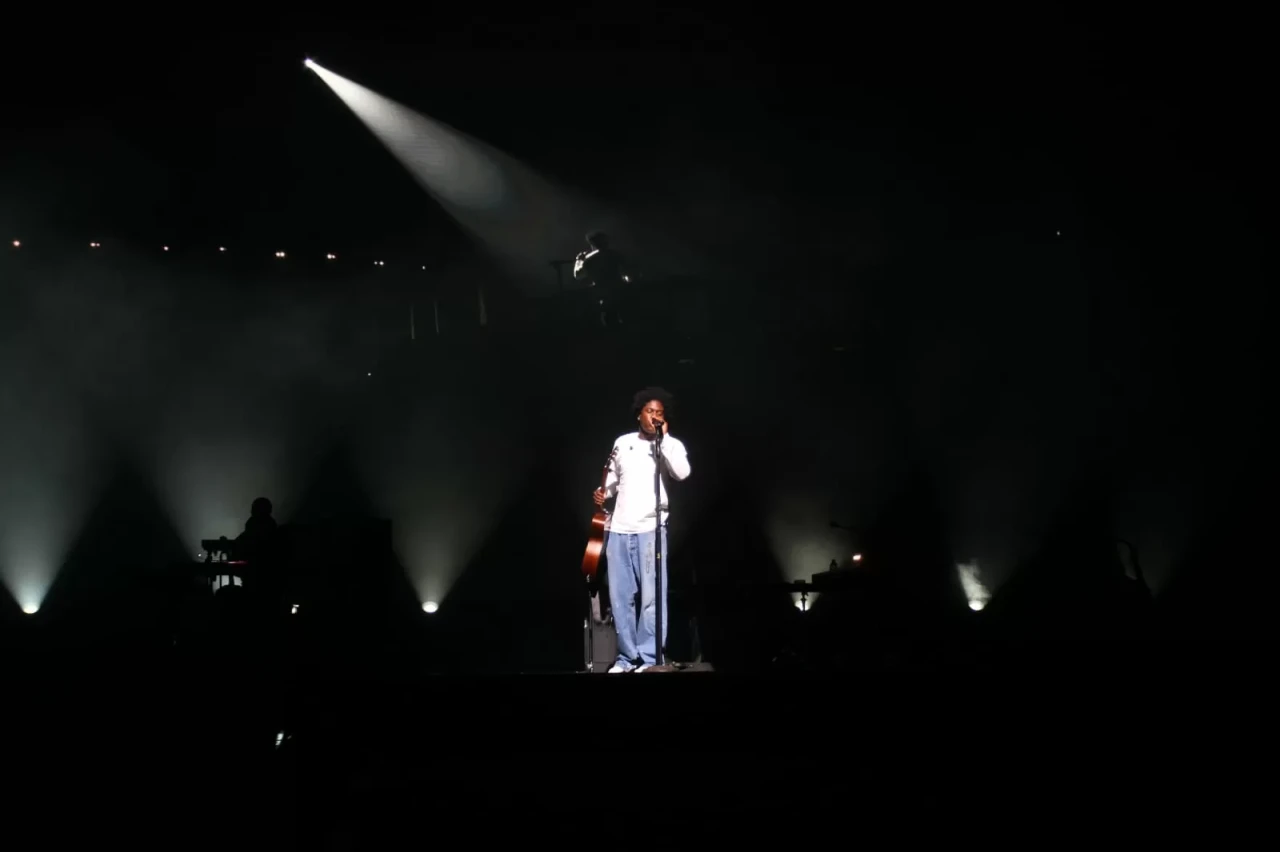 Daniel Caesar Sapa Penggemar...