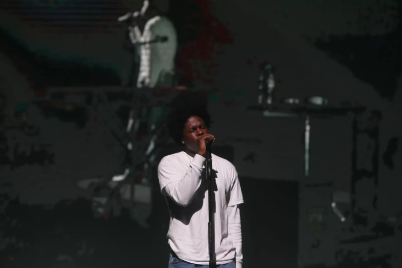 Daniel Caesar Sapa Penggemar...