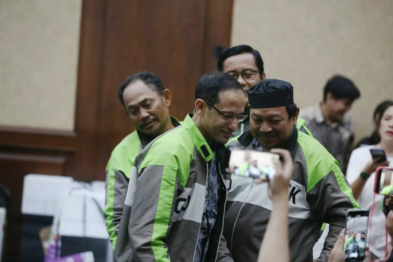 Momen Nadiem Kenakan...