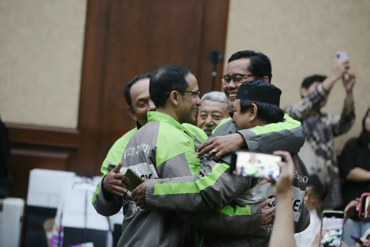 Momen Nadiem Kenakan...