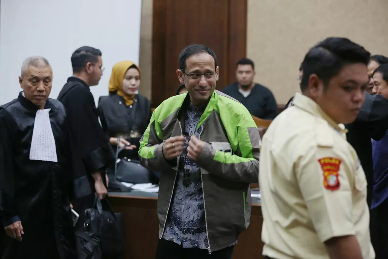 Momen Nadiem Kenakan...