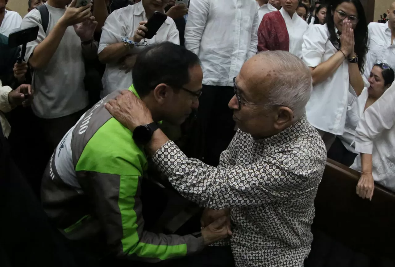 Momen Nadiem Kenakan...