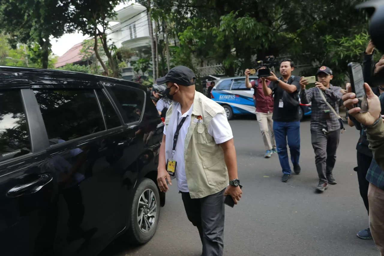Penyidik KPK Geledah...