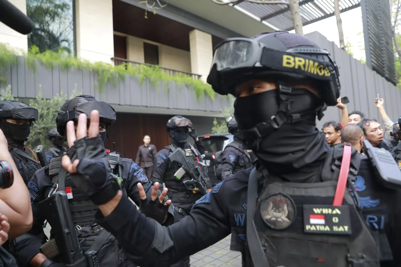 Penyidik KPK Geledah...