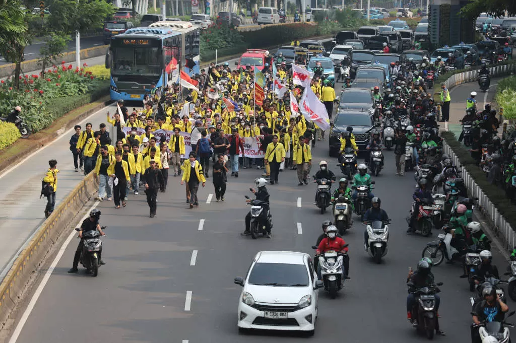 Ratusan Mahasiswa Gelar...