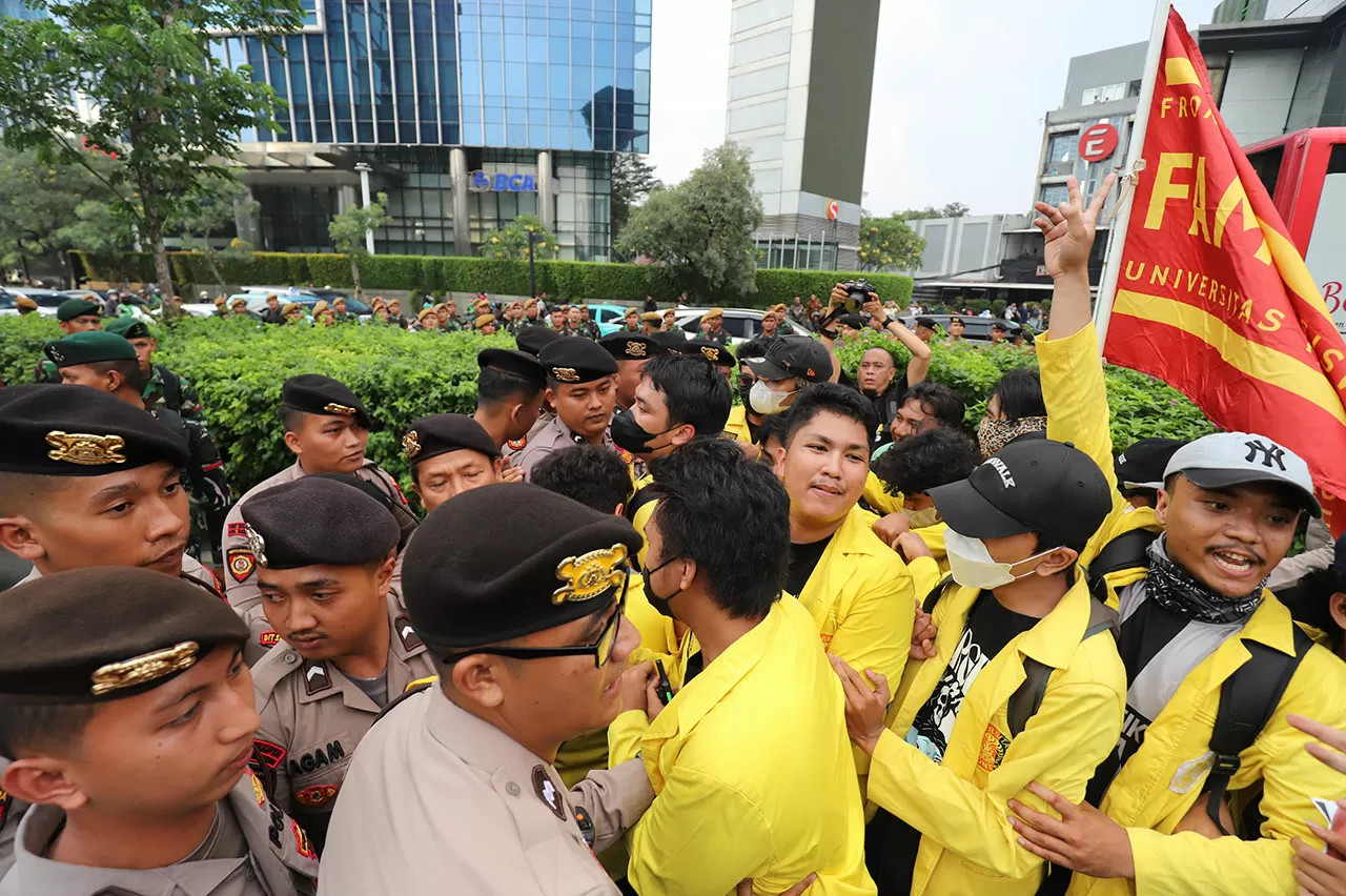 Polisi Hadang Massa...