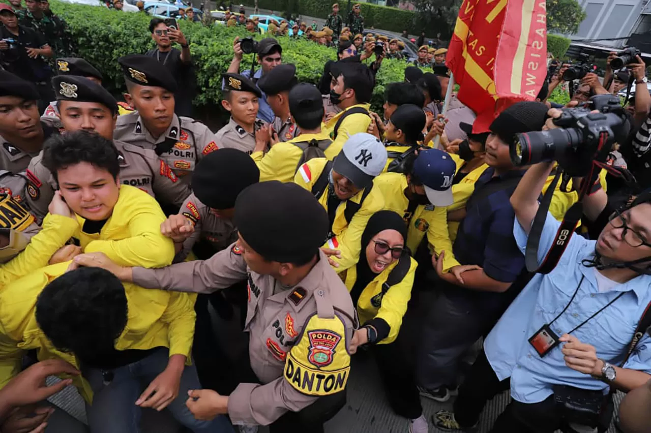 Polisi Hadang Massa...