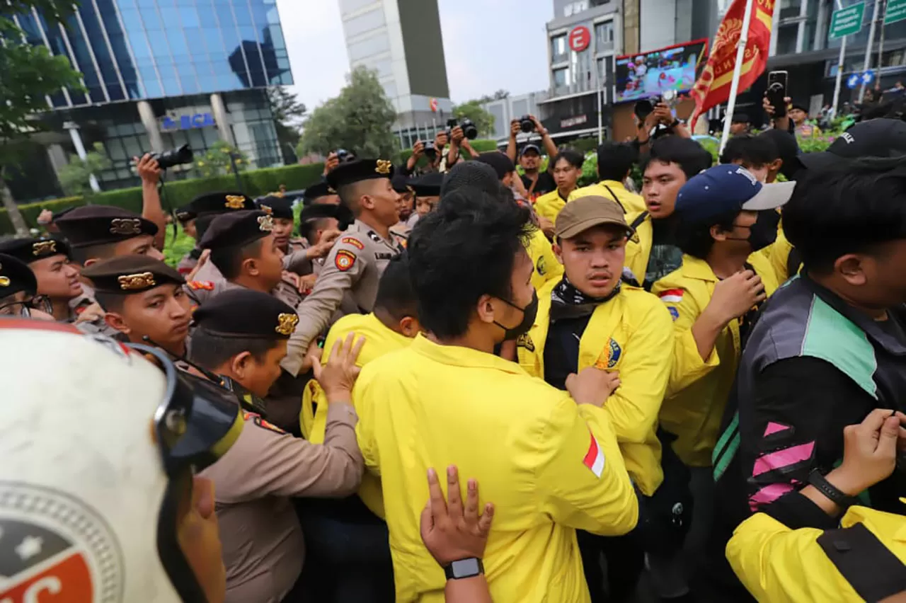 Polisi Hadang Massa...