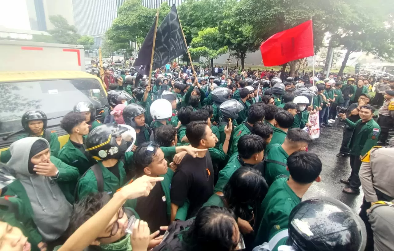 Demo Mahasiswa Uhamka...