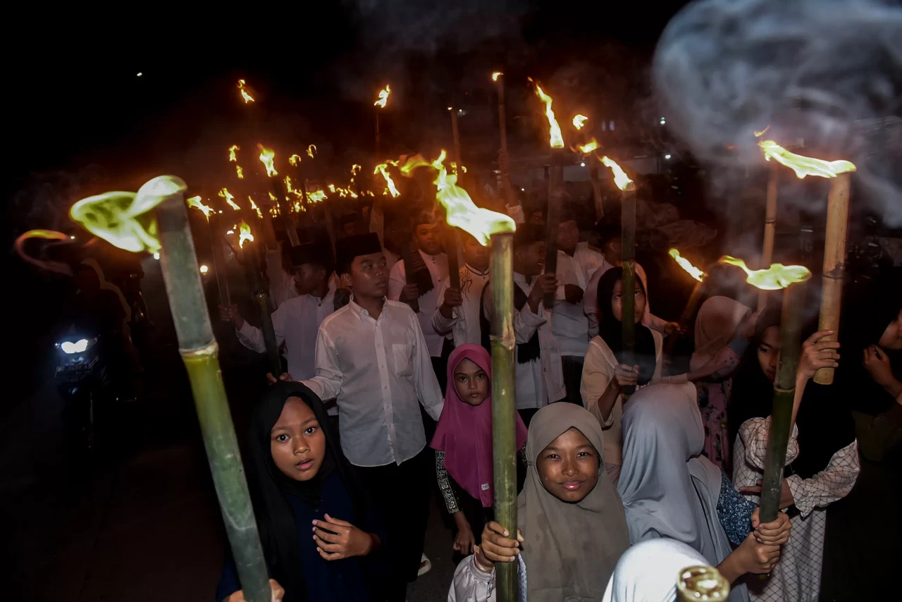 Potret Pawai Obor Malam...