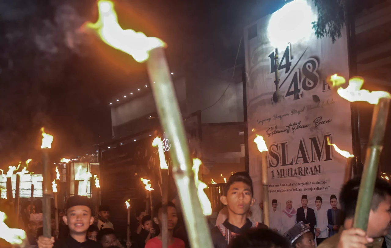 Potret Pawai Obor Malam...