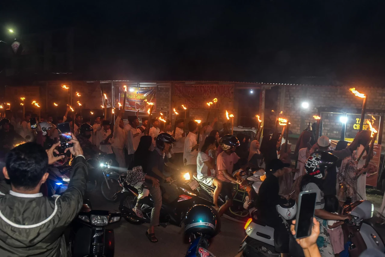 Potret Pawai Obor Malam...