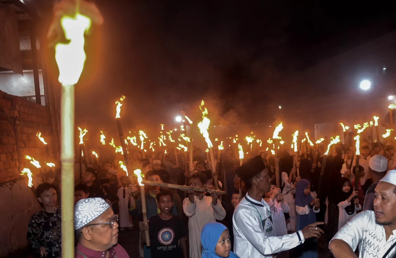 Potret Pawai Obor Malam...