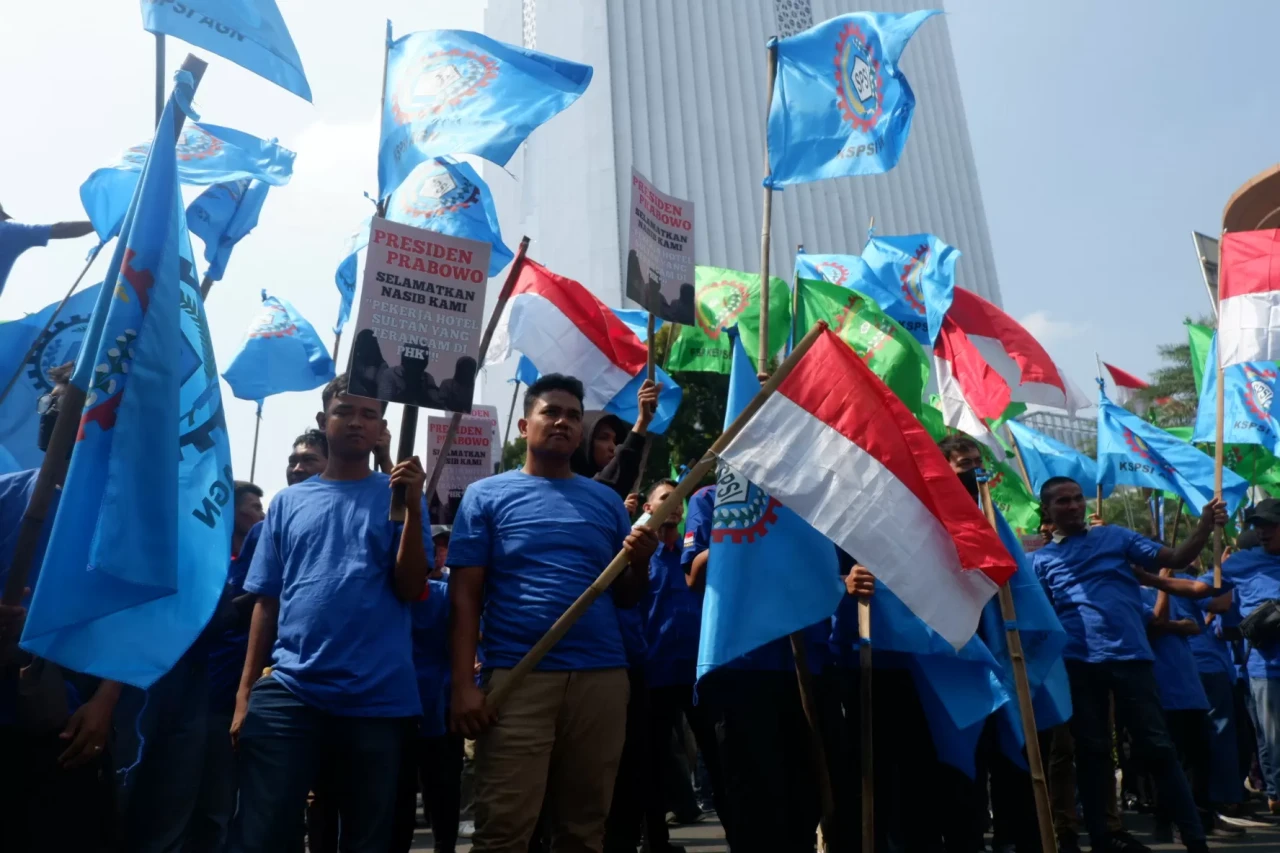 Ratusan Buruh Desak...