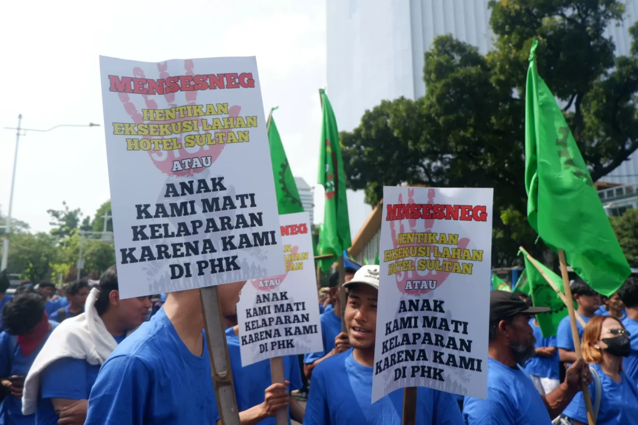 Ratusan Buruh Desak...
