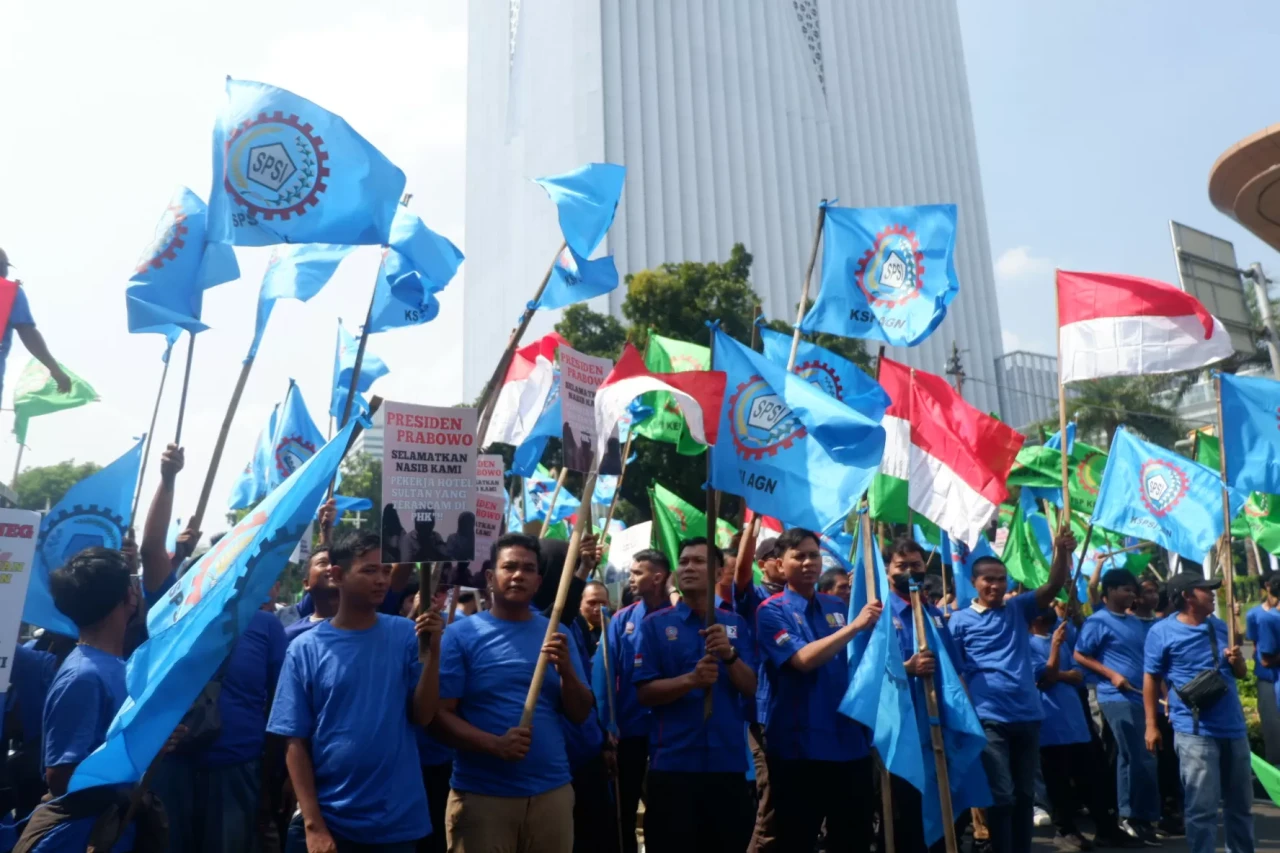 Ratusan Buruh Desak...