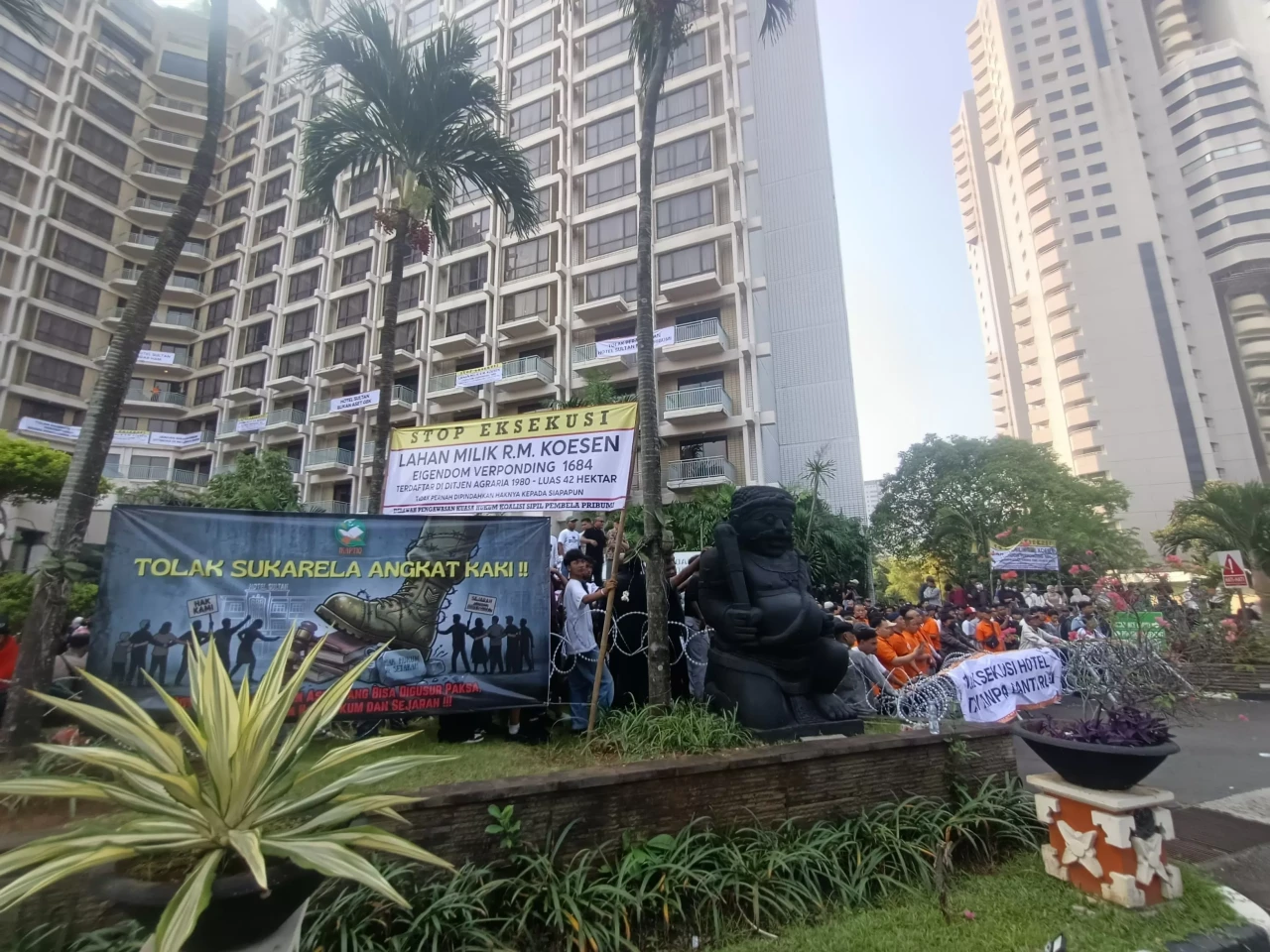 Karyawan dan Simpatisan...
