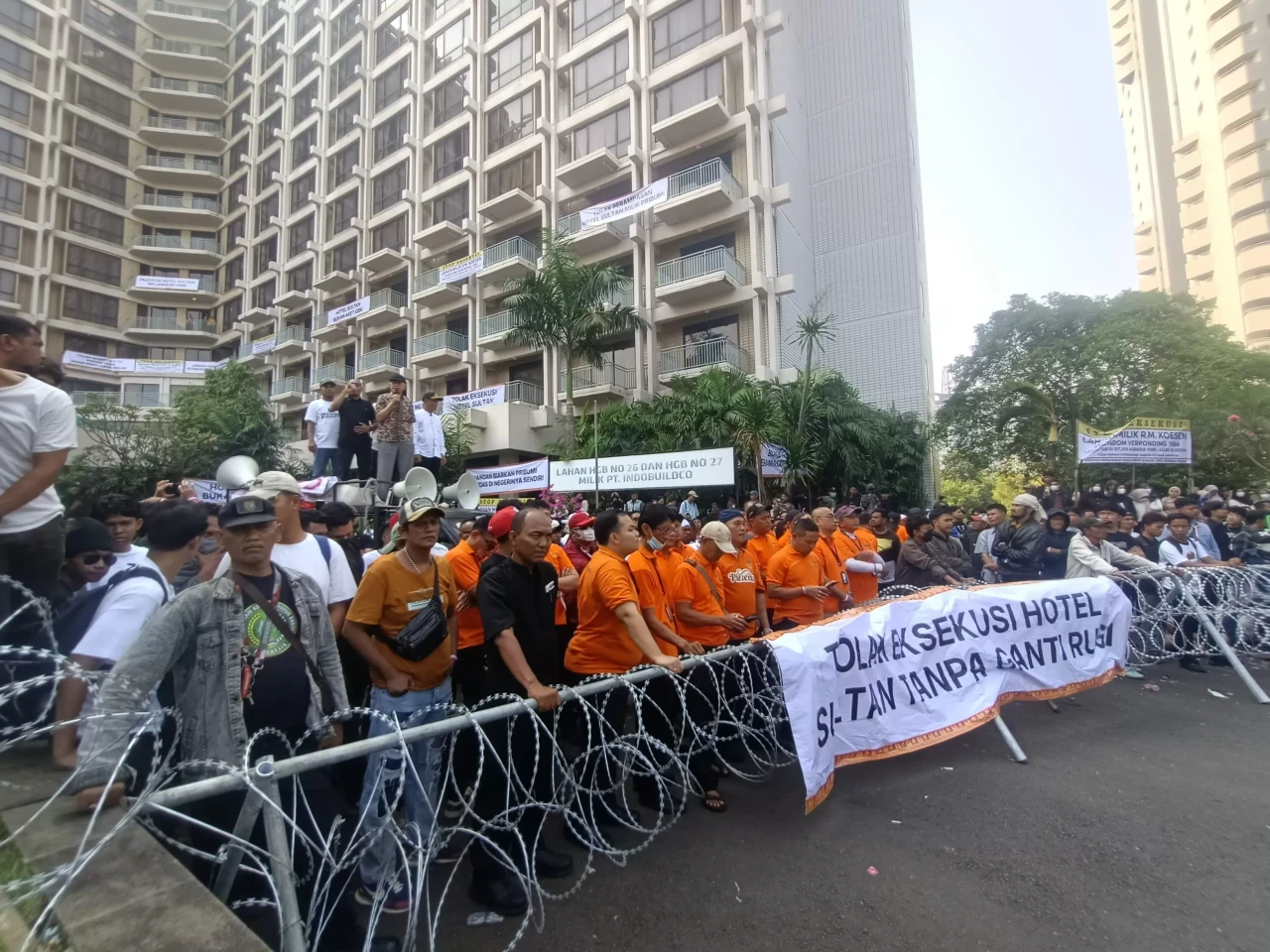 Karyawan dan Simpatisan...