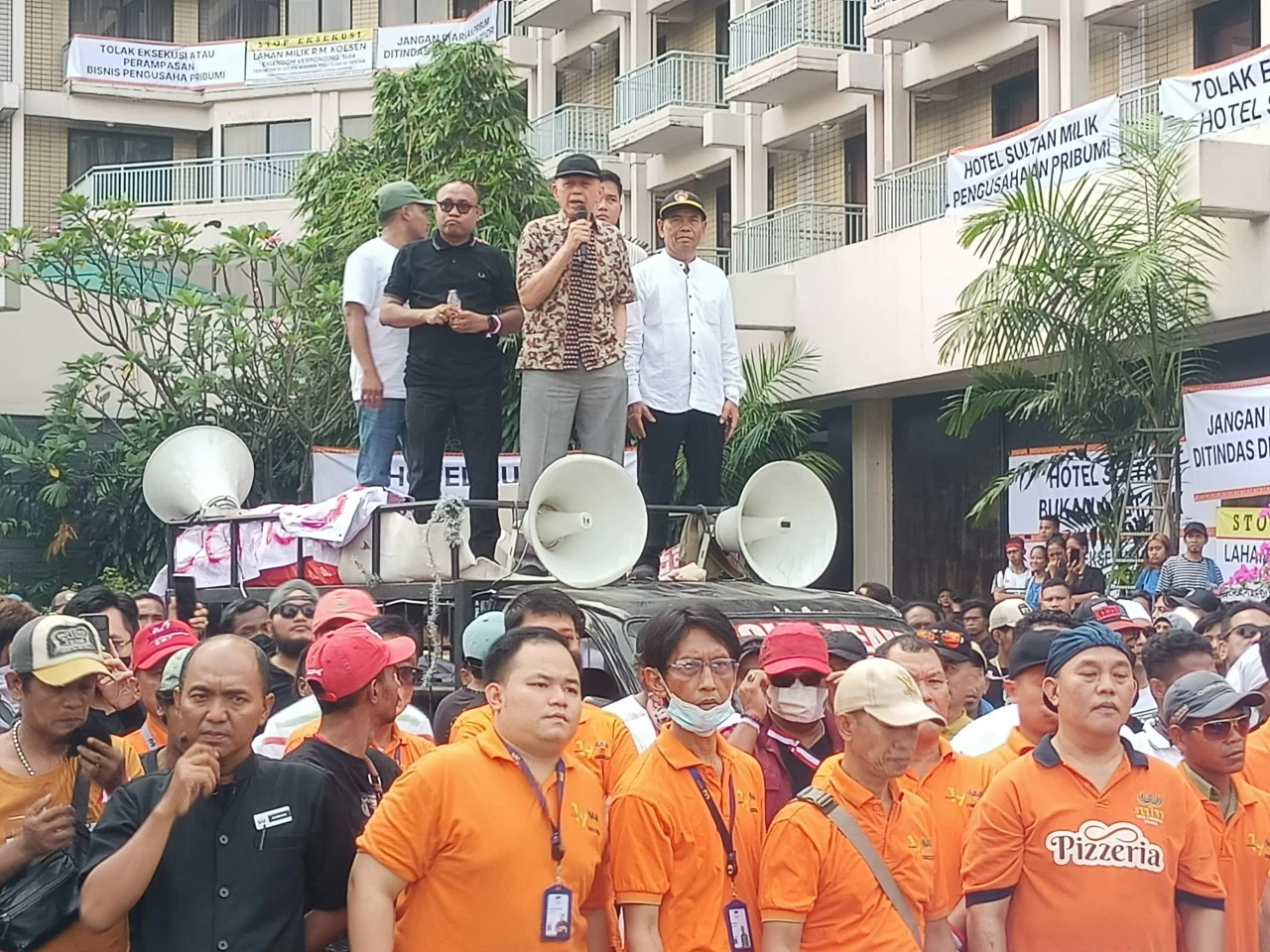 Karyawan dan Simpatisan...
