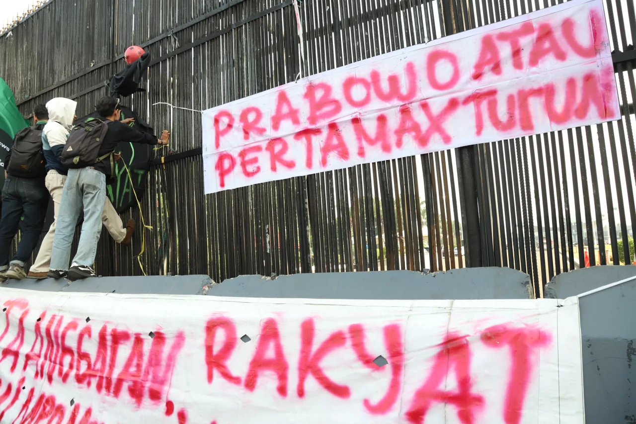 Unjuk Rasa di DPR, Massa...