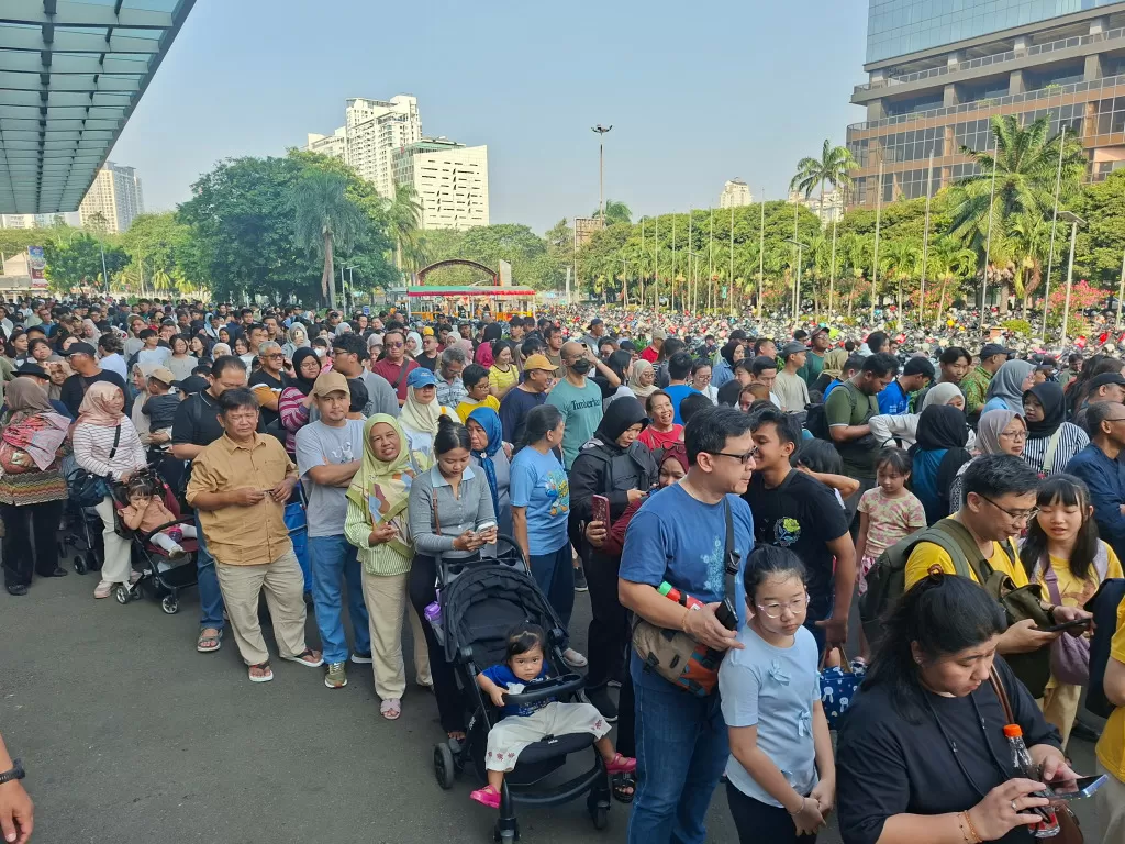 Antrean Panjang Pengunjung...