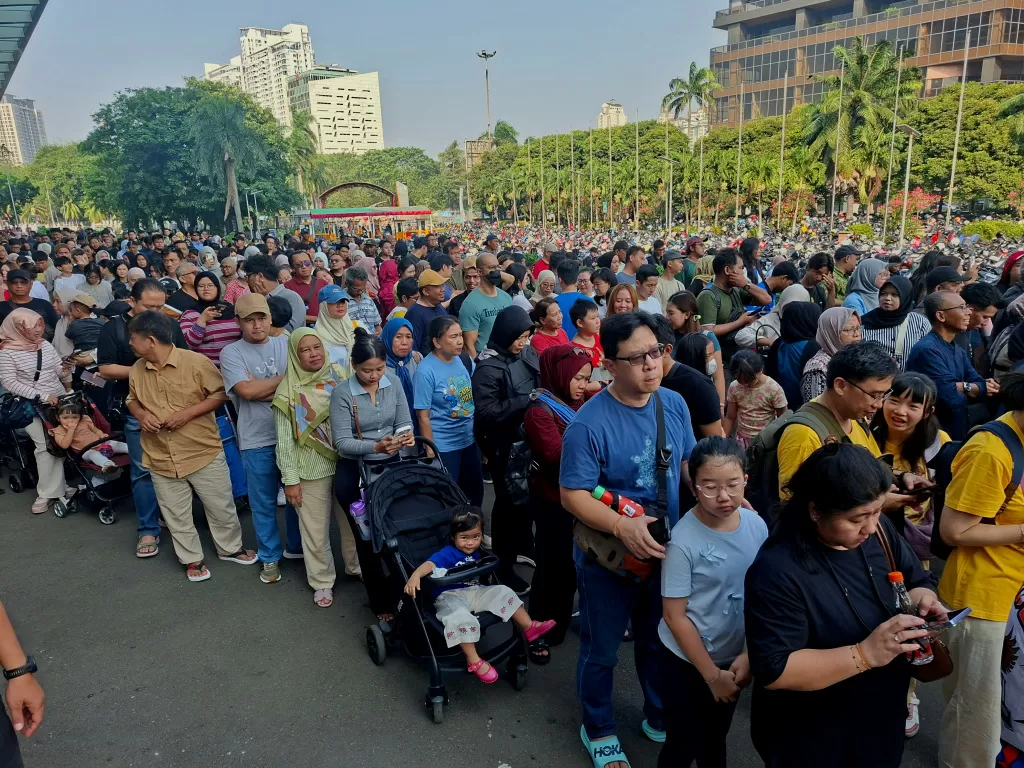 Antrean Panjang Pengunjung...
