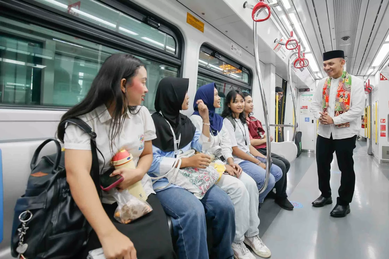 LRT Jakarta Meriahkan...
