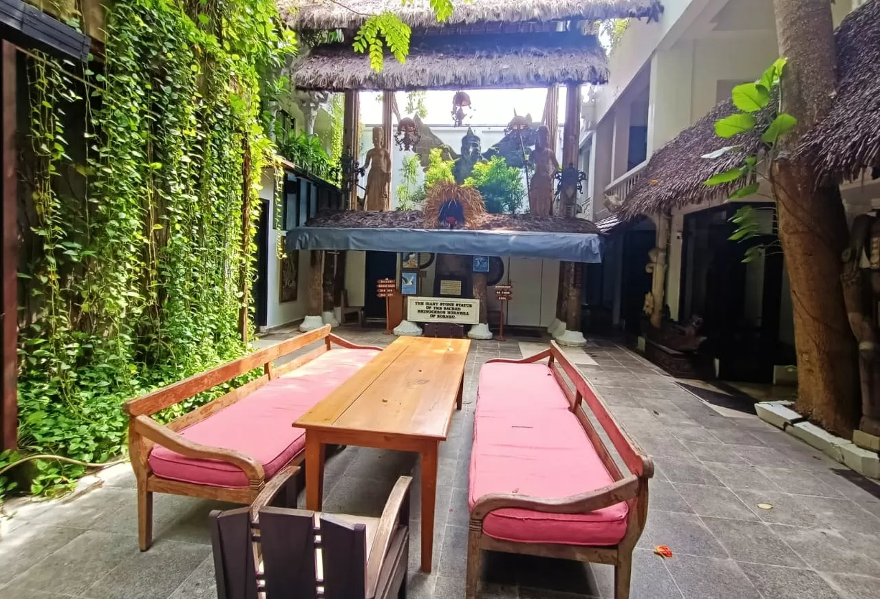 Menjelajah Batavia Lama,...