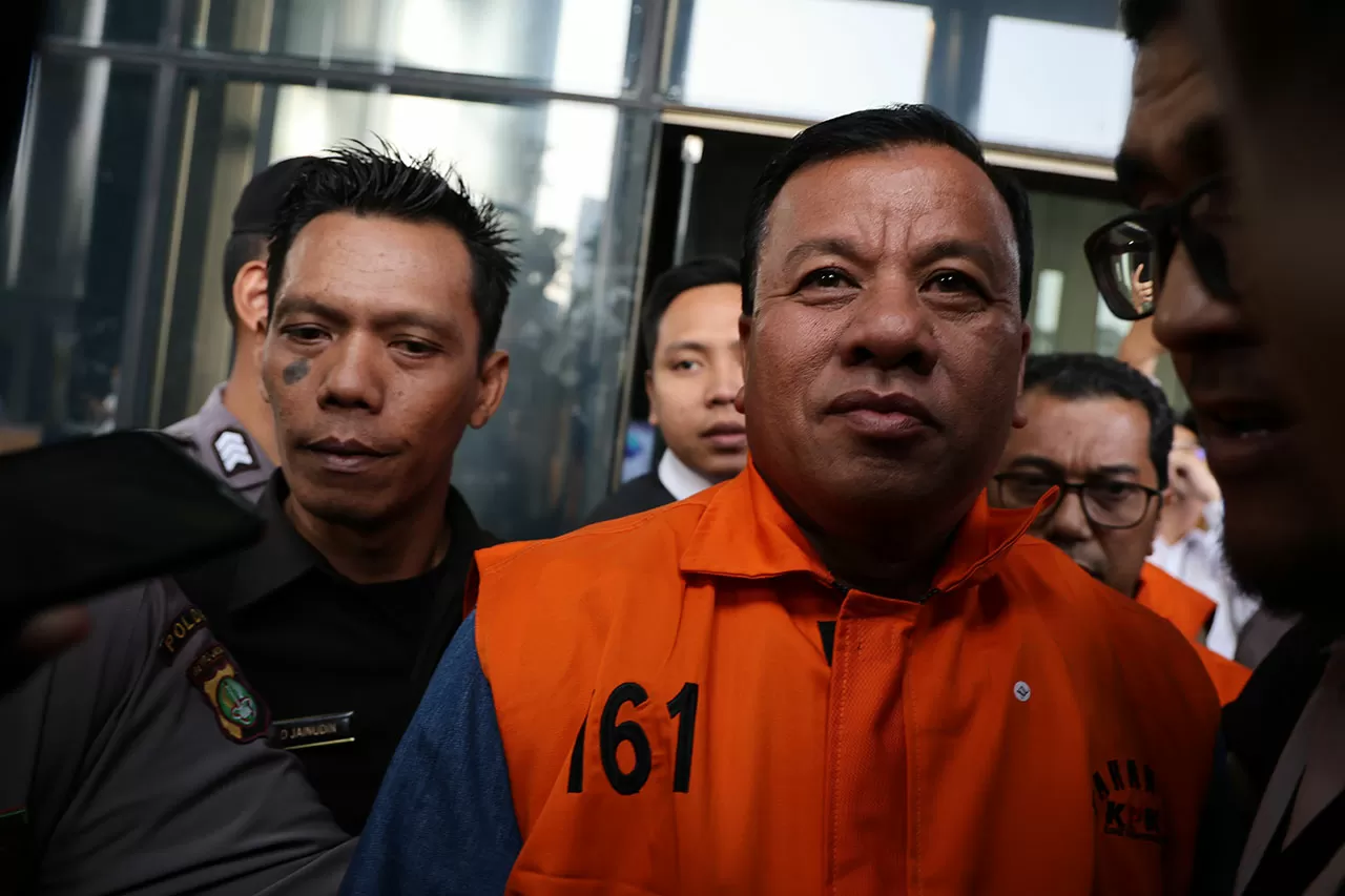 KPK Tahan Bupati Kuantan...