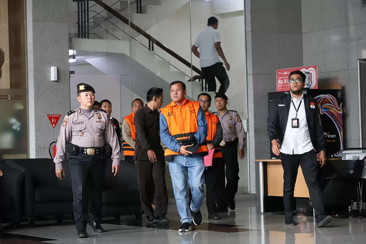KPK Tahan Bupati Kuantan...