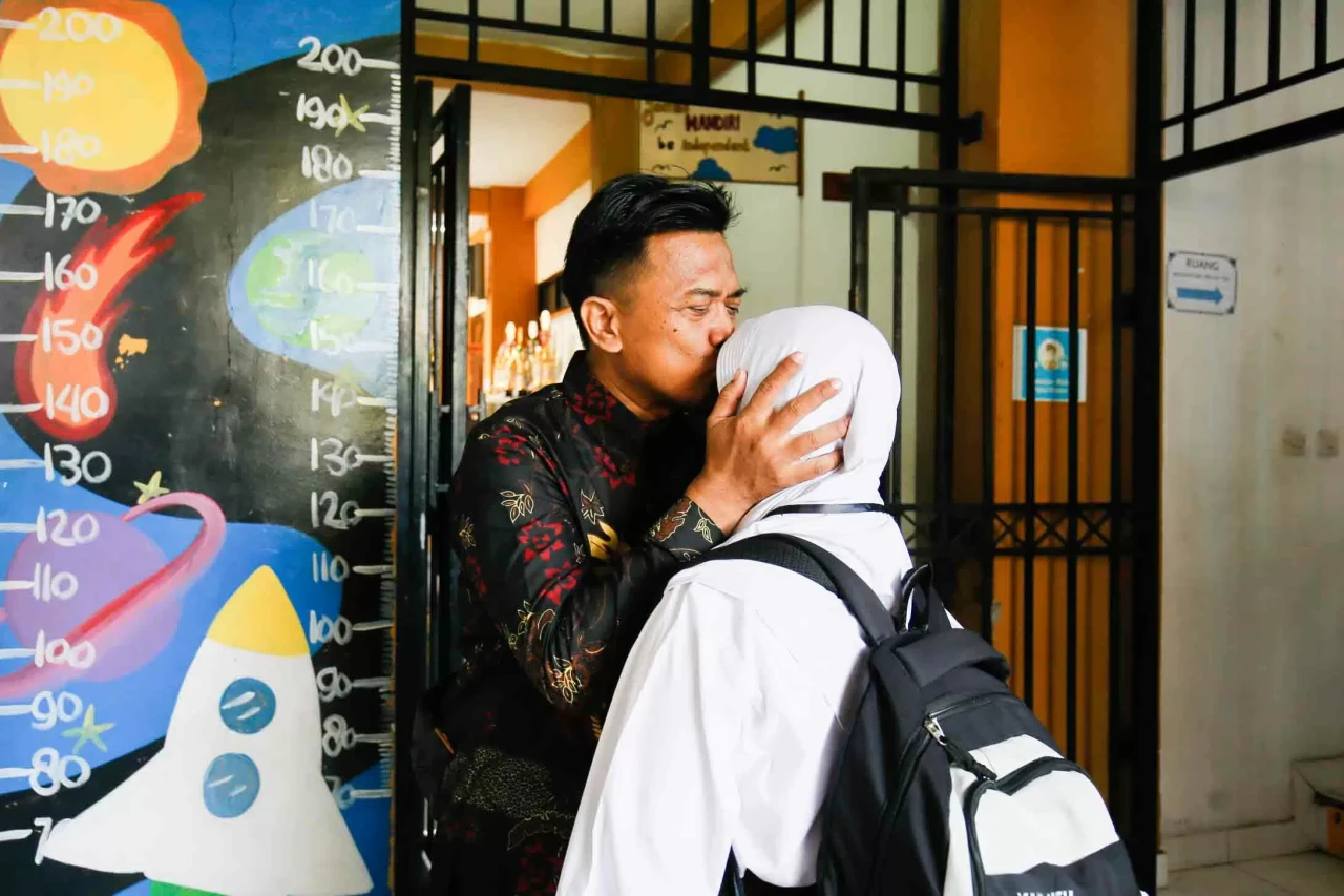Potret Ayah Antar Sekolah...