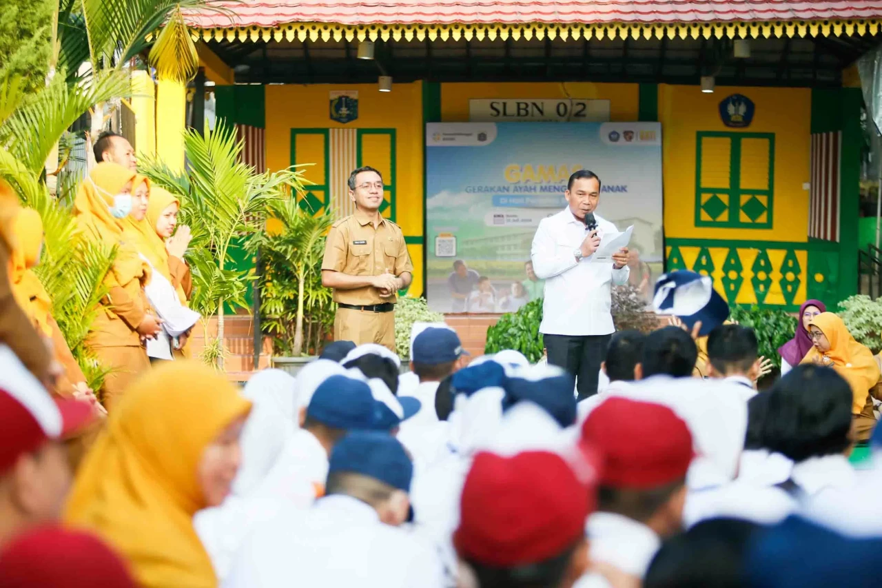 Potret Ayah Antar Sekolah...