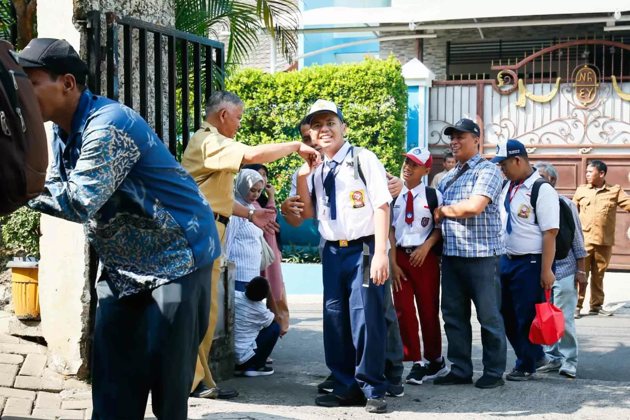 Potret Ayah Antar Sekolah...