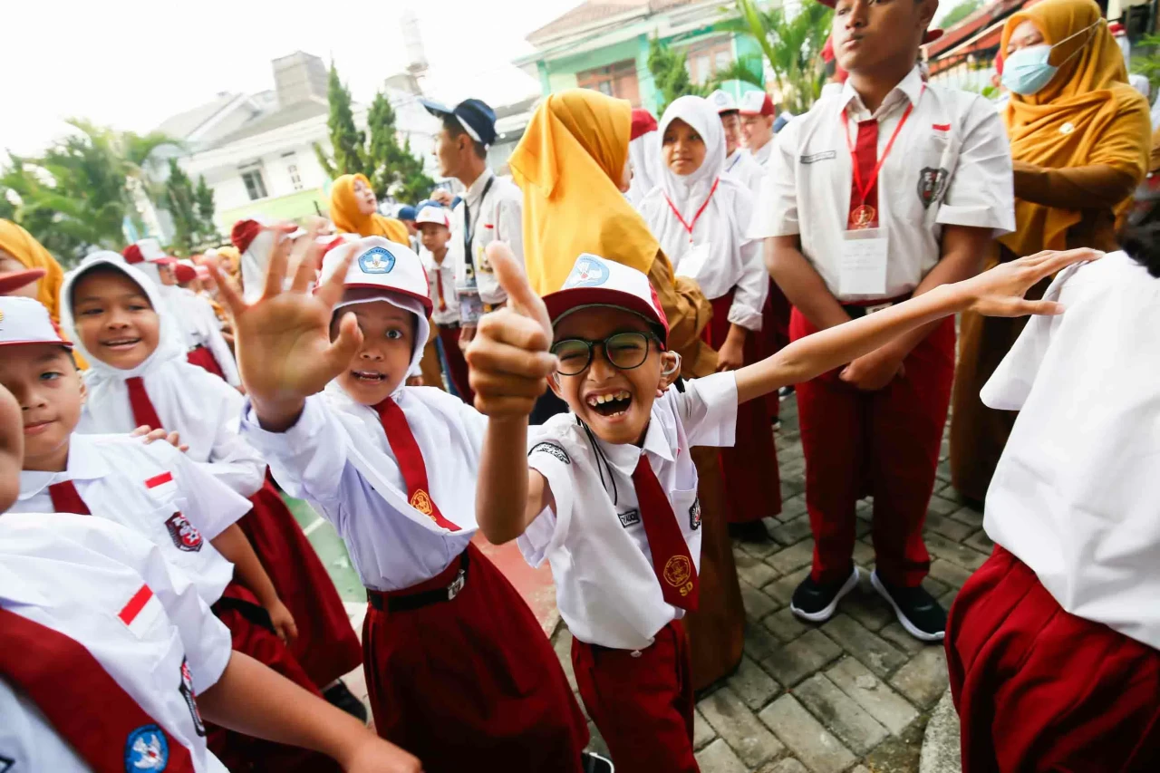 Potret Ayah Antar Sekolah...