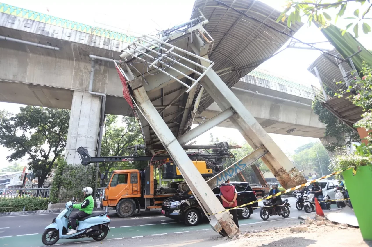 Truk Kontainer Tersangkut...