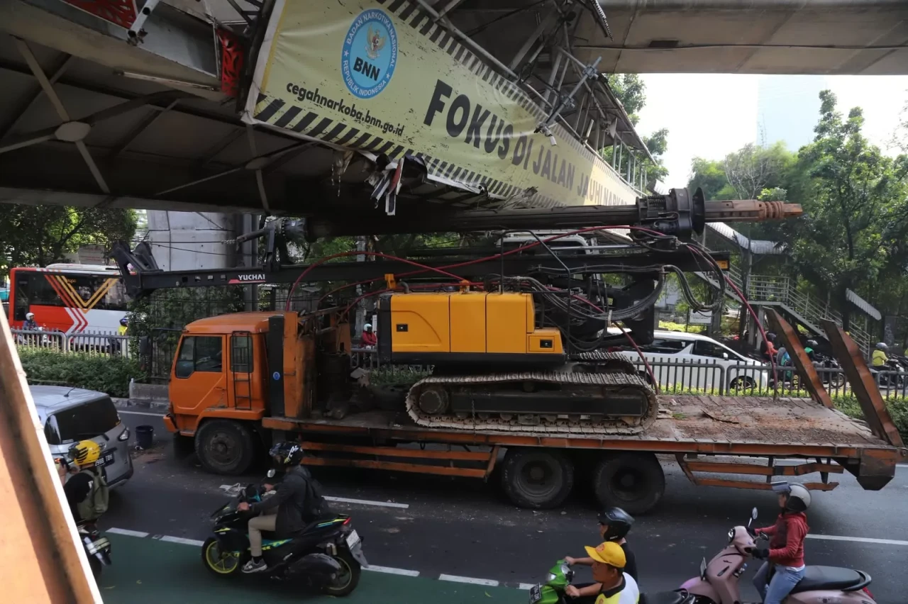 Truk Kontainer Tersangkut...