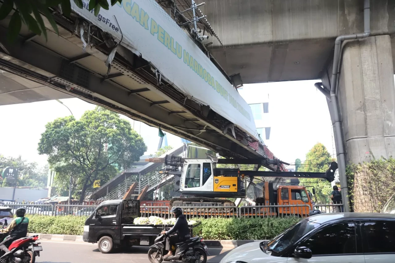 Truk Kontainer Tersangkut...