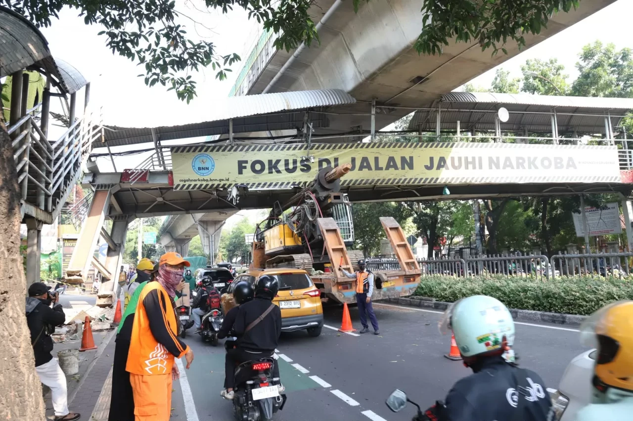 Truk Kontainer Tersangkut...