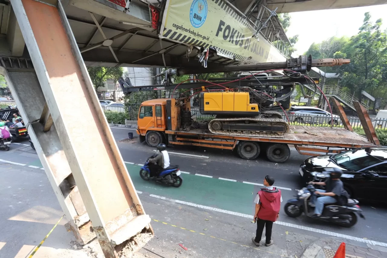 Truk Kontainer Tersangkut...