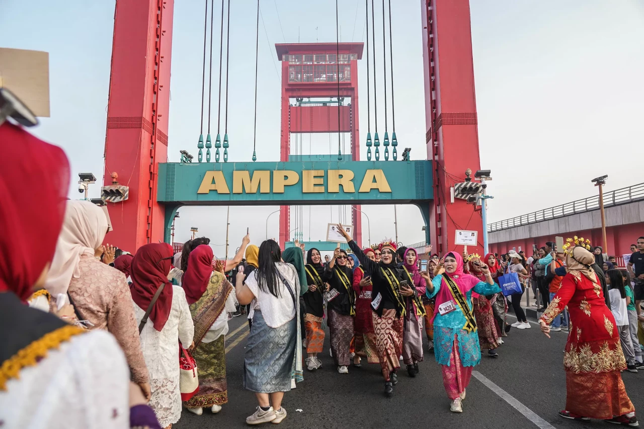 Parade Kebaya Pecahkan...